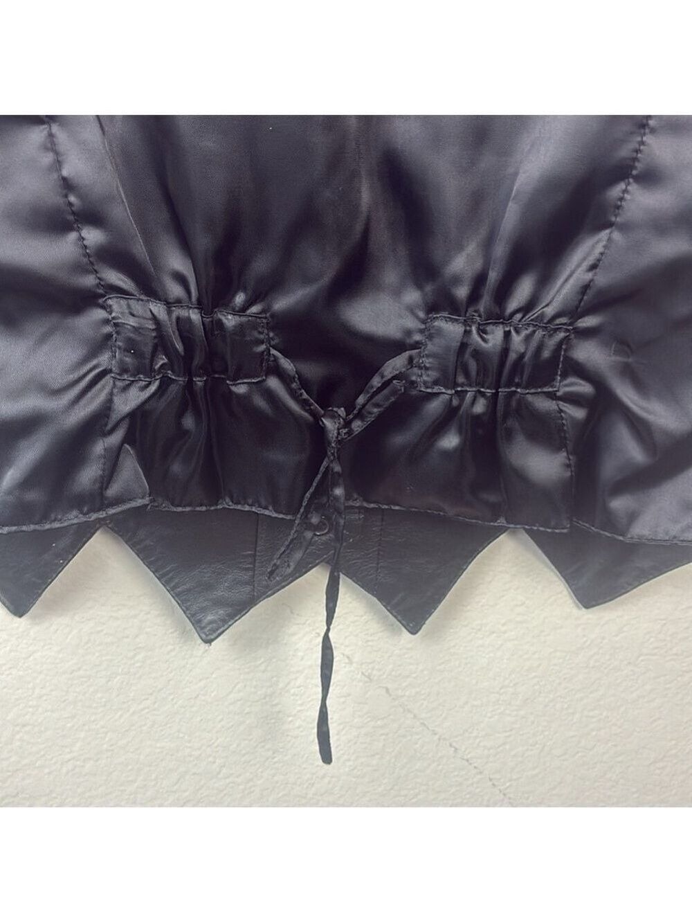 Posted Black Leather Vest Double Pointed Hem Button Up Western Rocker Vintage L - Picture 4 of 8
